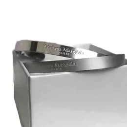 Bracciale designer di apertura Women Women Gioielli glassata Simple Bracciale in acciaio in titanio per Mans Margiela Style Bangle all'ingrosso Popolare 2024 ZH197 H4