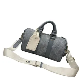 M22762 tvättade demin mode mens resväskor 25x15x11 cm kvinnor lyxiga designers duffels väska mini denim blomma mjukkantad resväska duffel handväska med axelband