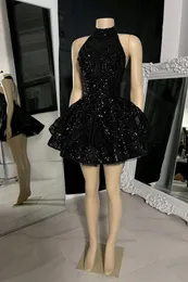 Shinny preto lantejoulas mini vestidos de cocktail curtos uma linha halter pescoço cruzado sem costas tutu saia baile de formatura vestidos de formatura júnior BC16920