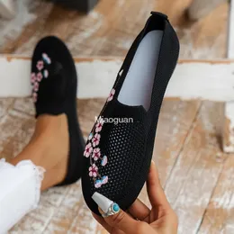 Summer Soft Embroider Flats för kvinnor Slipon Breattable Knitting Sneakers Womans Chinese Style Flowers Casual Shoes 2024 Trend 240307