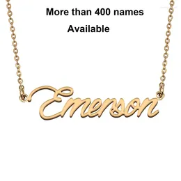 Kedjor kursiva inledande bokstäver namn halsband för Emerson födelsedagsfest julår examen bröllop valentin dag gåva