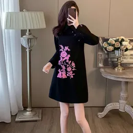 Nuovo abito da design cinese per le donne in primavera 2024, nuovo stile con temperamento magro, gonna ricamata Jacquard di fascia alta