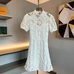 여자 드레스 흰색 스탠드 칼라 짧은 슬리브 자수 중공 레이스 위로 니트 미니 드레스