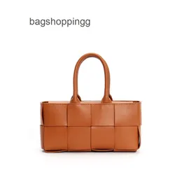 Schultertasche Designer One Bag Arco Totes Taschen Umhängetasche 2024 Neu gewebt Große Modekapazität Pendler Bottegs Handheld Venets Beliebte Damen KZN5