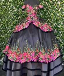 Сексуальное черное 3D цветочное платье Quinceanera Dress Charro Mexican XV Gradaution Коктейльные платья для выпускного вечера Атласное бальное платье с рукавами Swe9664080