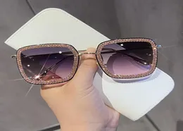 Solglasögon 2022 Kvinnor Square Sun Glasses Men vintage lyxig strass för DRVING EYEWEAR GAFAS DE SOL2292425
