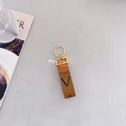 High Quality leather Keychain Classic Exquisite Luxury Designer Car Keyring Zinc Alloy Letter Unisex Lanyard Gold Black Metal Small Jewelry With Box gift