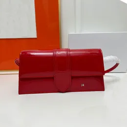 Ret Red Bag Axel Bag Jacquemues Högkvalitativ lackläder Kvinnor Underarm Bag Crossbody Bag Classic Bright Leather Flip Lipstick Bag Stick Bag Wallet