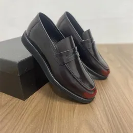 Sapatos casuais entrega rápida 2024 quatro estações dedo do pé redondo homens deslizamento em couro genuíno confortável