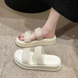 Slippers Slippers Mes Sandals and Womens Summer Arrival New Word Alf-Slippers Fasionable Tick Boom Beac H240326PC51