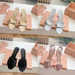 2024 Tasarımcı Lüks Saf Renk Yüksek Heele Sandals Kadınlar% 100 Deri Sıradan Dış Mekan Giyim Rhinestone Yay Yüksek Topuklu Terlik Ladys Moda Strappy Topuk Sandal Boyut