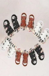 Neugeborene Kinder Baby Jungen aushöhlen weiche Sohle Krippe Turnschuhe Kleinkind Kleinkind Sandalen Schuhe solide klassische Babyschuhe8448814