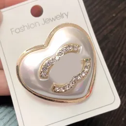 Spille regalo di compleanno Designer Brand Lettera Spilla Pin Design Alta qualità Placcato oro 18 carati Perla di diamanti Abito da sposa classico Spille Gioielli