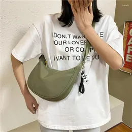 Axelväskor 2024 nylon tyg messenger väska kvinnlig mode koreansk version dumpling crossbody lätt armhål singel