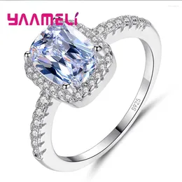 Anelli a grappolo Marchio Europa e Stati Uniti Anello Modelli femminili Crystal Princess Square Zircon Accessori Gioielli all'ingrosso