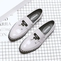 Casual skor brittiska design män bröllop fest formell klänning patent läder sommar oxfords sko svarta vita tofsar loafers man
