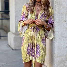 Trendy Charme Frauen Geometrisch Print V-Ausschnitt Kleid mit Gürtel Taille aus dehnbarem Polyesterstoff für einen stilvollen und komfortablen Look AST182687