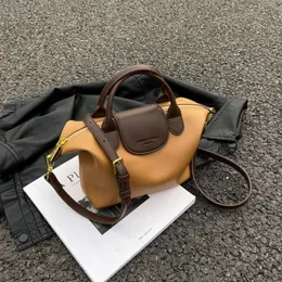 Mağaza Crossbody Bag Ucuz İhracat Şık üst düzey kadın 2024 Yeni Deri Doku Kontrast Renk Taşınabilir Hamurlu Canlı Yayın Çok Tek Omuz