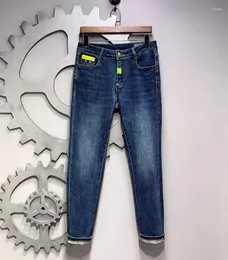 Herr jeans mode byxor elastiska 2024 hösten bekväm smal fit denim rak ben metall spänne