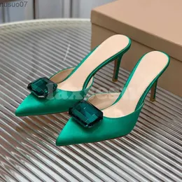 Sandalet yaz yeni tarzı dişi terlik kare sondaj tokası dekorasyon ince topuk tasarım terlik lüks moda kadın ayakkabılarl2403