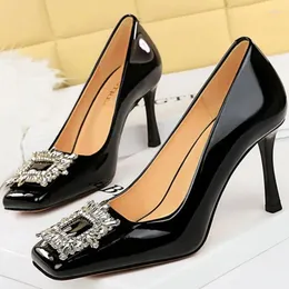 Модельные туфли, корейская версия, вечерние туфли-лодочки из лакированной кожи на очень высоком каблуке 8,5 см, женские туфли-лодочки с квадратным носком и металлической пряжкой с кристаллами для профессии