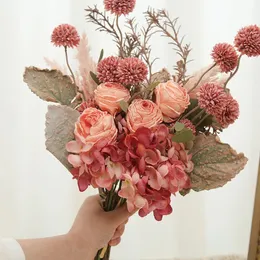 レトロな人工絹の花ローズブーケ花嫁を保持している偽の花の結婚式の家のテーブル装飾高品質の秋のクリスマスバルク240322