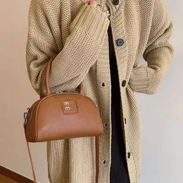 디자이너 Mius Bag Muimui Mui Mui 홈 New Shell Bag Half Month Handheld 안장 가방 패션 다목적 One Shoulder Crossbody Box Bag