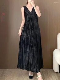 Sukienki swobodne Lanmrem czarna aksamitna plisowana długa sukienka dla kobiet elegancka V szyi bez rękawów A-line moda 2024 25224