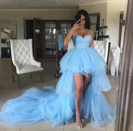 Sukienki o wysokiej niskiej zawartości balów 2021 Sweetheart Ruffles jasnoniebieski tiul Krótki z przodu sukienki na imprezę z długimi tylnymi suknie