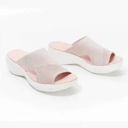 슬리퍼 슬리퍼 여성 열린 발가락 캐주얼 야외 BEAC Plaorm Sandals Plus Size Sice Color Wedges Boes Sandalias H240326Y43O