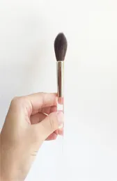 Кисть TrishMcEvoy 48 Sculpt Blend Кисть для лица Мягкая козья шерсть Коническая кисть для растушевки щек Красота Аппликация для макияжа8852497