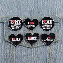 Amo le ragazze Spille smaltate Spille personalizzate Amo il fidanzato Distintivi da bavero Cuore nero Gioielli punk Regalo per gli amanti Amici