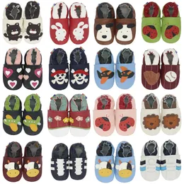 Sapatos de couro macio bebê menino menina infantil sapato chinelos 06 meses a 78 anos estilo primeiros caminhantes skidproof crianças 240313