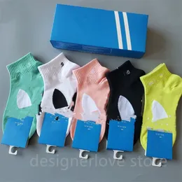 Lüks Spor Çoraplar Erkek Çorap Tasarımcı Kadın Socken Boyut Orta Meias Socken Kalsetinler Calzini Medias Renkli Marka Çorap Eğitimleri Siyah Beyaz Gri 5 Çift Kutu