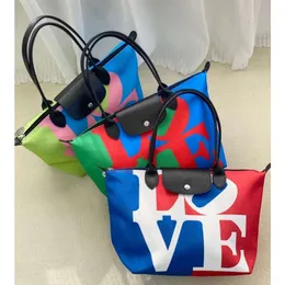 Designer de bolsa de ombro vende bolsas femininas de marca quente com 50% de desconto de alta qualidade nova alça de marca limitada com lona espessada portátil de um ombro feminino