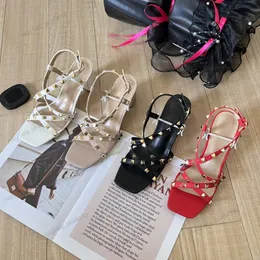 24SS Leather Leather Stud Sandals Cross Strap Shoes Summer Chunky Block High High Cheels Shoe Shoe Ladies Sexy Party 7cm الشهيرة الرملية الرملية Tie Boy مدببة كعب هريرة عارية