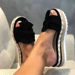 Slippare Womens Soes 2024 IG Högkvalitativ sommarfast färg utomhus rutig vattentät bekväma slappna sandaler H240326BJK4