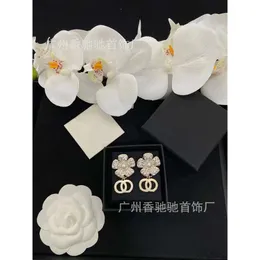 дизайнерские серьги для женщин 23s Mountain Camellia Full Diamond Earrings s925 Silver Needle Anti Allergy C Letter Universal Fashion Popular