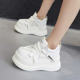 Tjock Soled Dad Versatile For Women 2024 New Spring Fashion Trend Sponge Cake Casual Liten Statur Höjd Öka barn