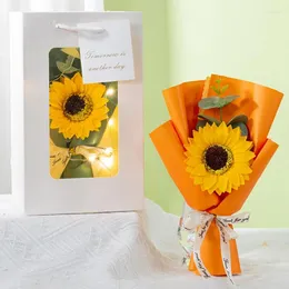 Dekorativa blommor Artificial Soap Flower Sunflower Bouquet Mini Hand Woven Decor Wedding Gäster Valentine Mors daggåvor