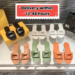 Slides designer kvinnor sandaler tillgängliga 2024 sommar nya F -tofflor för kvinnor som bär platt botten bokstäver spänne godis färghus