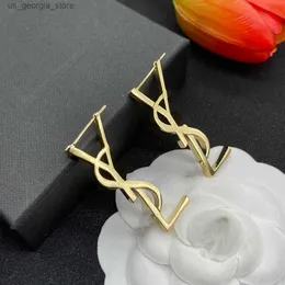 Charm Gold Metal Brass Letter Stud Earrings 유럽과 미국 간단한 패션 디자이너이 귀걸이 크리스마스 결혼식 신부 선물 디자이너 보석 Y2