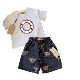 Designer Brand Baby Bambini Set di abbigliamento Classico marchio di abbigliamento Tute Estate per bambini Manica corta Lettera Pantaloncini con lettere Camicia di moda Set Stili multipli K03