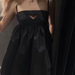 Hochwertiges Designerkleid, Buchstabe, schwarzes Kleid, Ausschnitt, Neckholder, luxuriöser Damenrock, sexy Rock, Milan Fashion Damenkleid