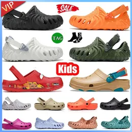 2024 Kids Sandaler Herrkvinnor tofflor Buckle Charms Slides Sandale Designer Platform Children Sandal Blunt Toe Classic Crocc Toddler Pantoufle Sliders