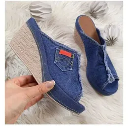 Terlik Terlik Kadın Ayakkabıları Yaz Yeni Denim Slider Moda Retro Kama Platformu Plaj Peep Yüksek Topuklular Sandalias Les 2023 H240326yzyx