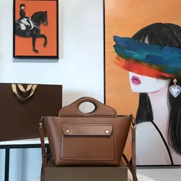 A nova bolsa feminina do designer tem uma sacola delicada feita de couro de bezerro italiano A alça de ombro destacável com vários bolsos foi projetada no tamanho 23 * 13 * 26 CM