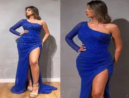 Sparkly Royal Blue Mermaid Prom Dresses Um ombro lantejoulas mangas compridas Vestido de noite High Side Split Ruffle Sweep Train Formal 9567904