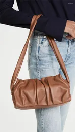 Bag 2024 Märke mode trendig fårskinn skrynkligt moln axel nisch armhåla kvinnlig vaga handväska