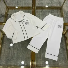 豪華なベビーパジャマデザイナーキッズ服ガールボーイナイトウェアサイズ100-160キッズスリープコート長袖シャツと弾力性ウエストパンツ24マー